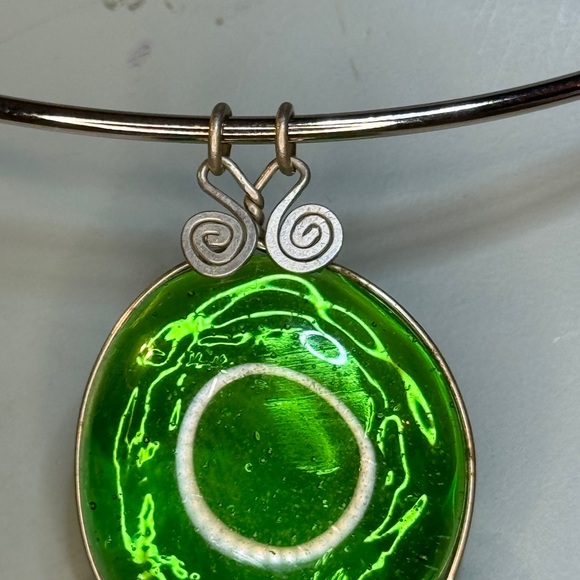 Artisan made green glass and silver tone pendant on a choker - Picture 5 of 8